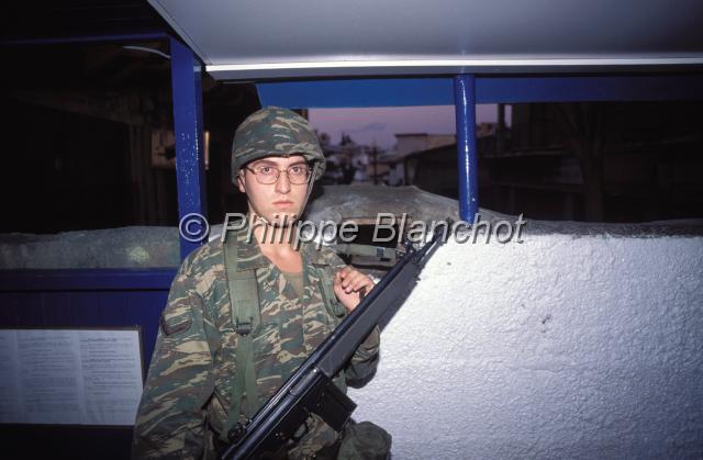 chypre 47.JPG - Militaire devant la ligne verteNicosieChypre